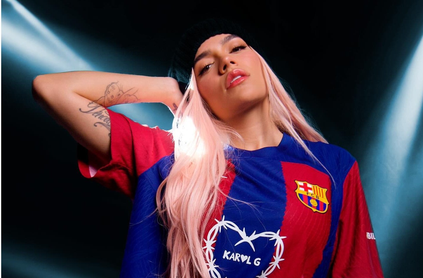 ¡Histórico! El FC Barcelona se une a Karol G para una colaboración sin precedentes.