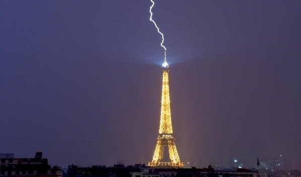 Torre Eiffel bajo fuego eléctrico: Imágenes impresionantes de un rayo impactando en medio de la tormenta